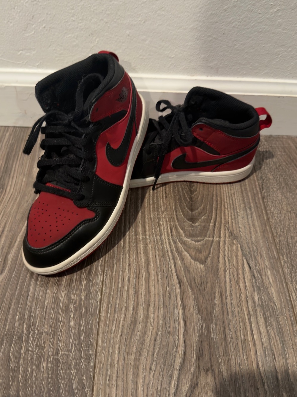 Nike Air Jordan 1-Kids 2.5 youth  
Red & Black Sneakers